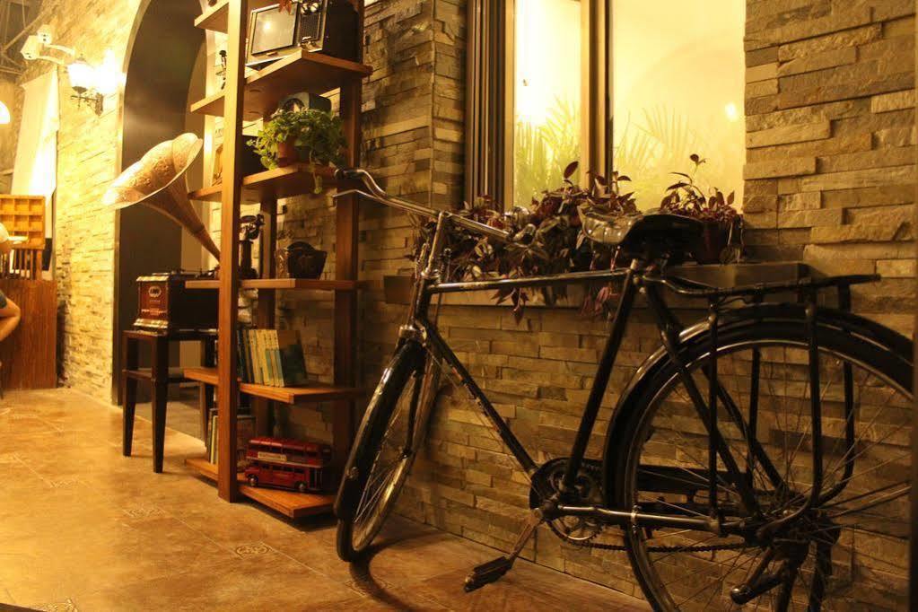 Nostalgia Hotel Beijing Guozijian Ghost Street - Near Beijing Lama Temple, Beihai Park, Jingshan Park, Drum Tower, Houhai Bar Street, Tian'Anmen Square, Located In Beijing Traditional Hutongs, 5 Minutes Away From Beixinqiao Metro Station Ngoại thất bức ảnh